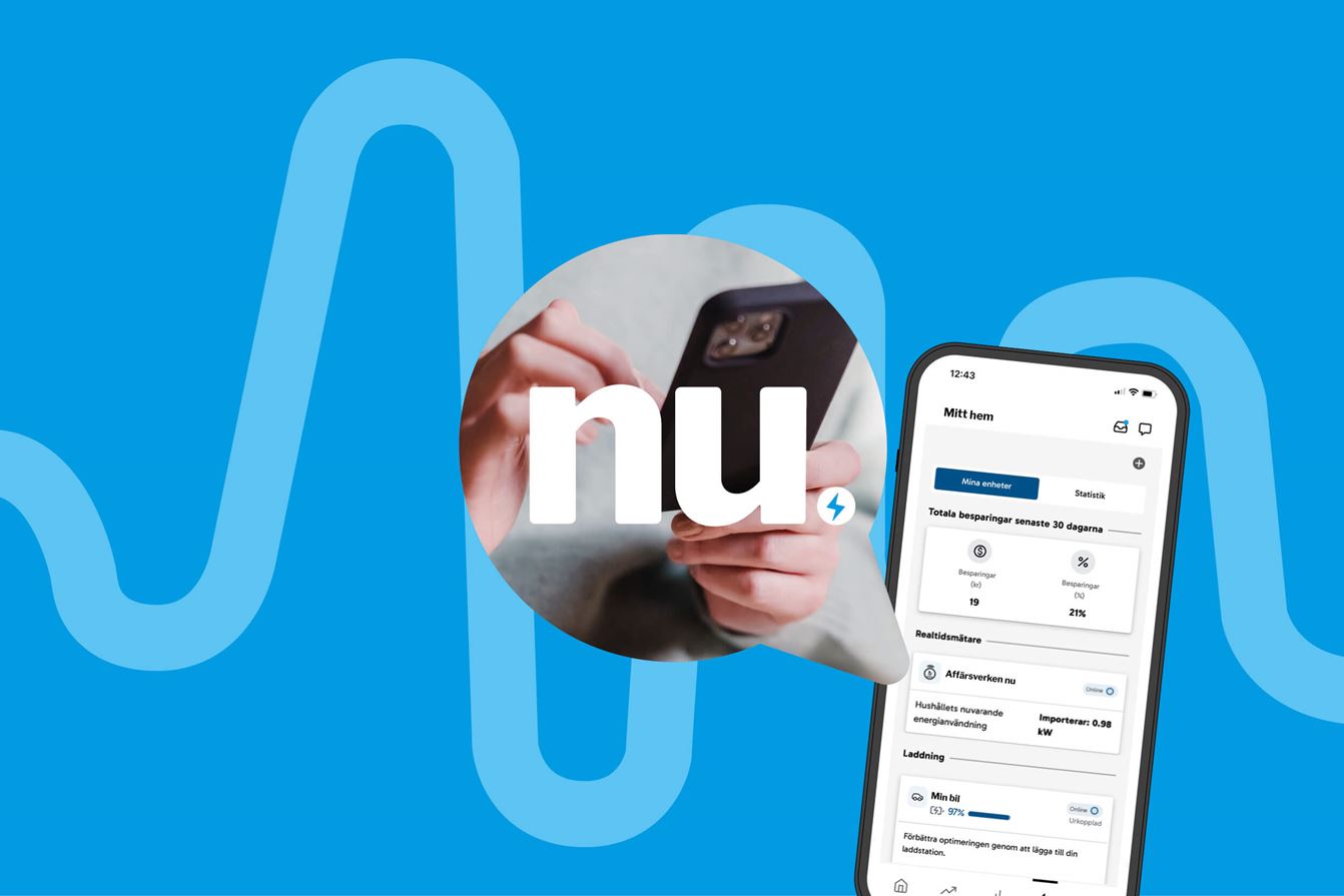 Bilden visar en mobilskärm med en Affärsverkens app öppen, som visar statistik och inställningar för energiförbrukning. Bakom appen syns en blå bakgrund. I förgrunden syns en hand som håller en mobiltelefon. Ovanpå handen finns en pratbubbla med texten 'nu' i vit, fet stil med en liten blixtsymbol.
