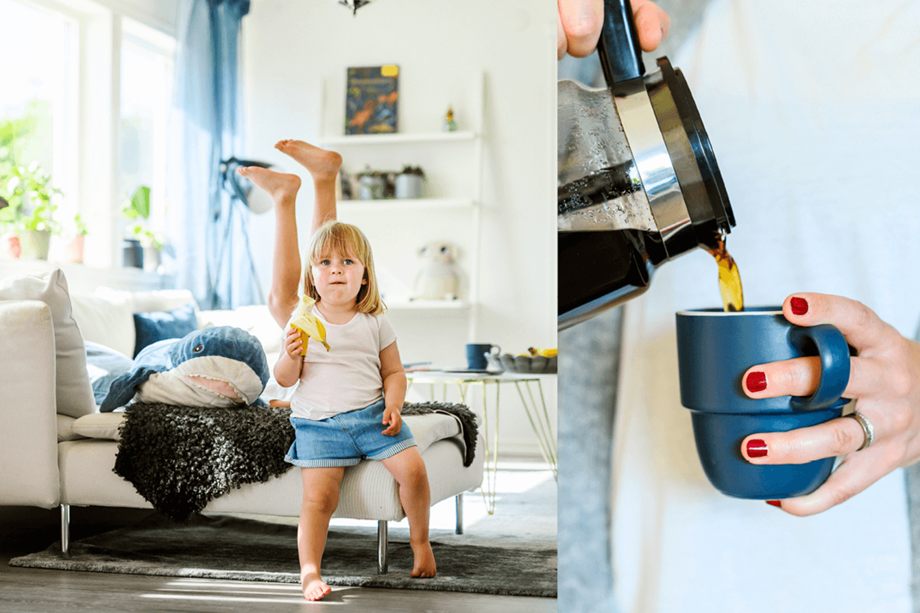 Barn sitter i en soffa och äter banan i ett ljust vardagsrum. Bredvid syns en närbild där kaffe hälls upp i en blå kopp.